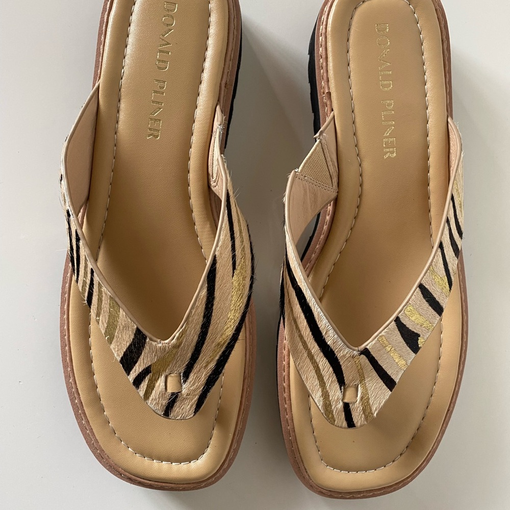 NWOT Donald Pliner Bloom thong flip flops